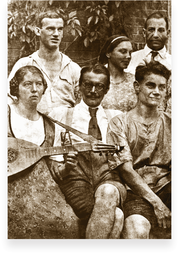 community at Sannerz, Emmy with a lute